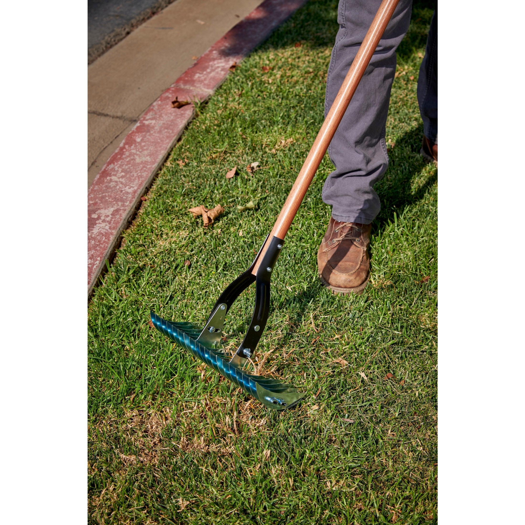 キル　オールドジャラ Thatching Rake, 16 in. Head, Wood Handle | Corona Clipper Inc.
